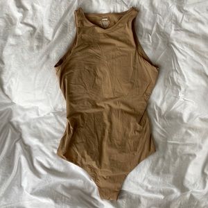 NWOT SKIMS FITS EVERYBODY HIGH NECK BODYSUIT IN CLAY.